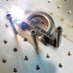 Grabado laser en pieza de acero con serial