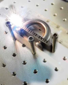 Grabado laser en pieza de acero con serial